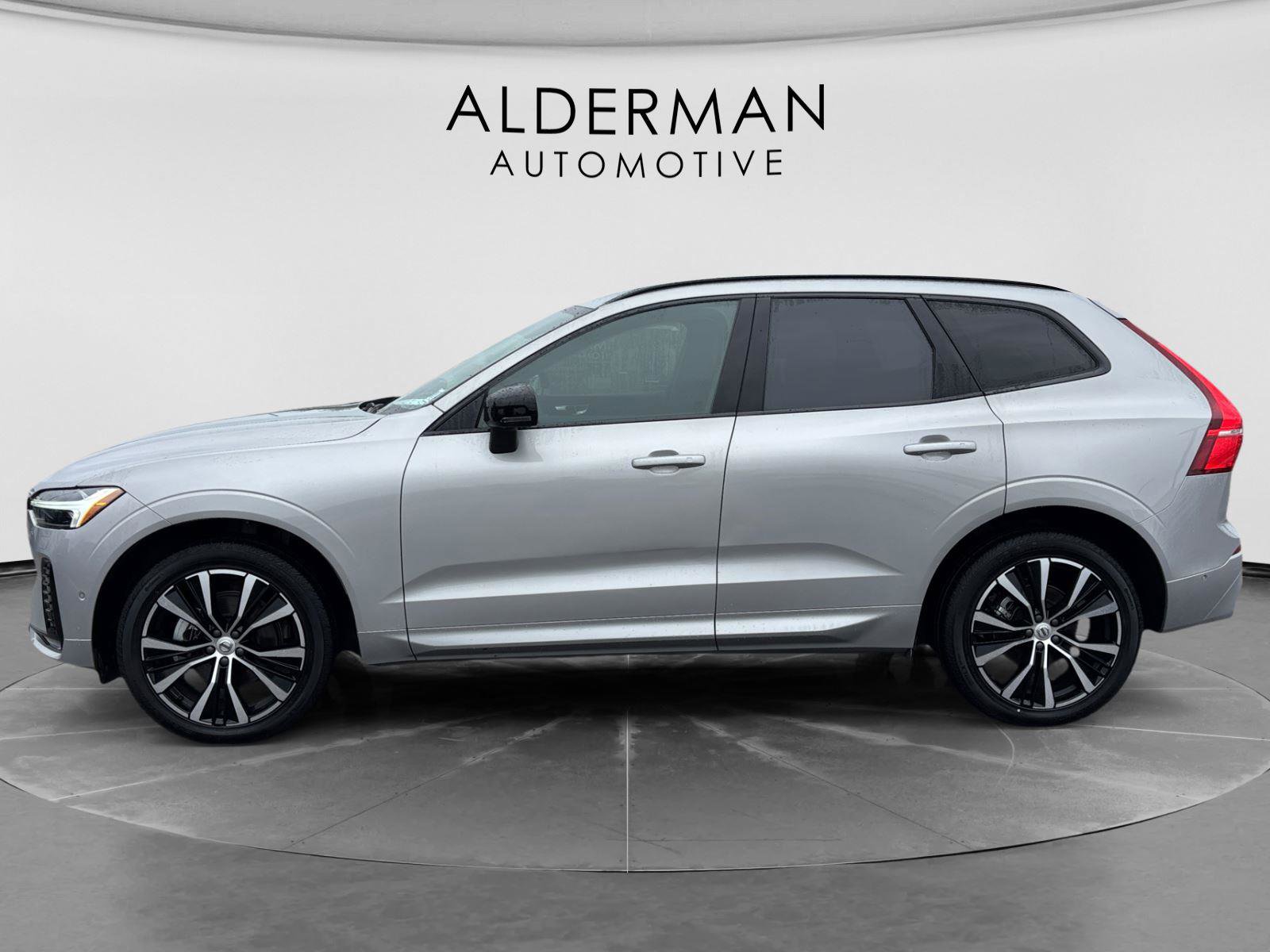 Used 2025 Volvo XC60 B5 Plus AWD/4WD image 2