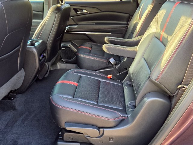 Used 2025 Chevrolet Traverse RS FWD image 14
