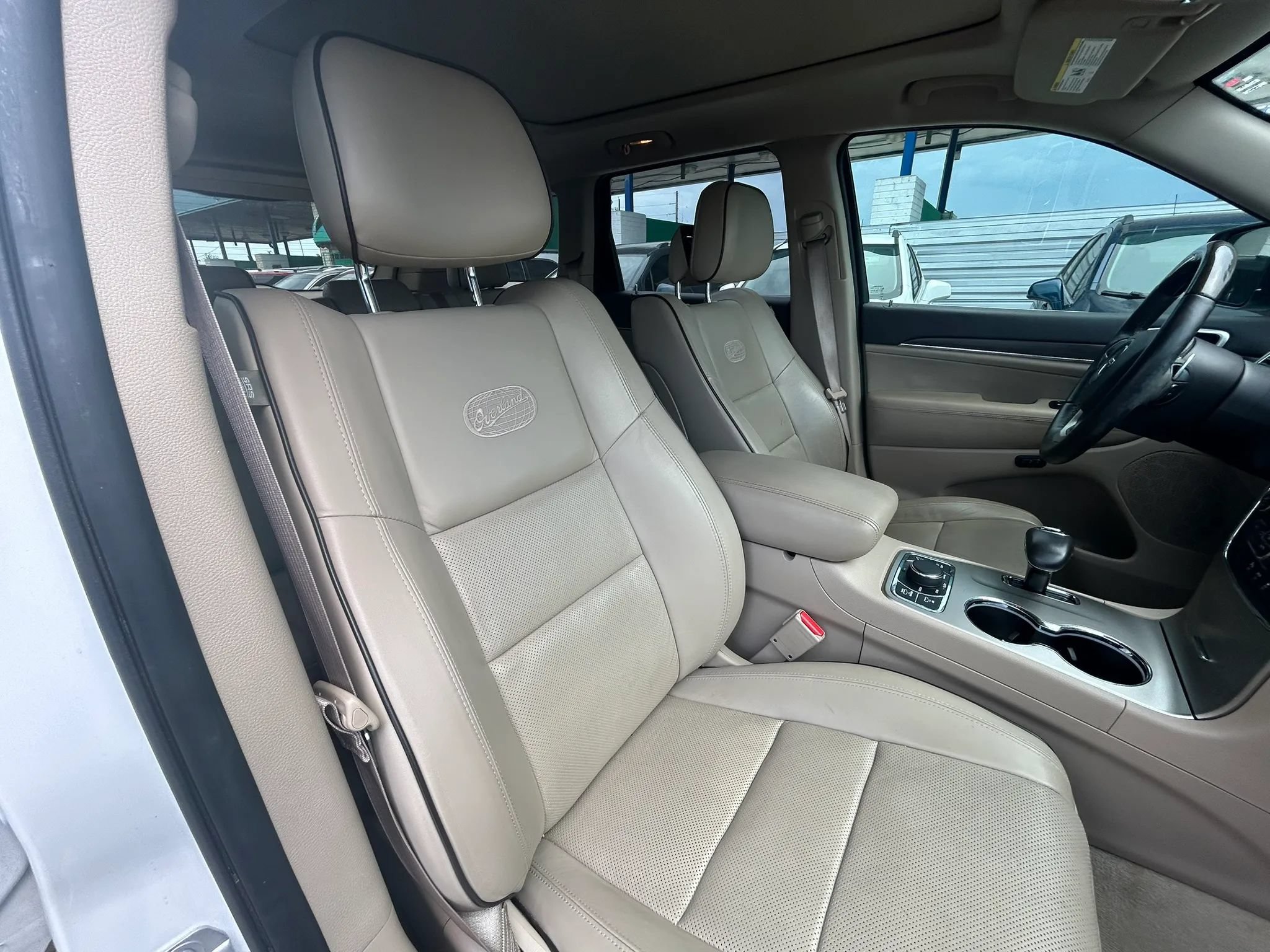 Used 2015 Jeep Grand Cherokee Overland AWD/4WD image 13