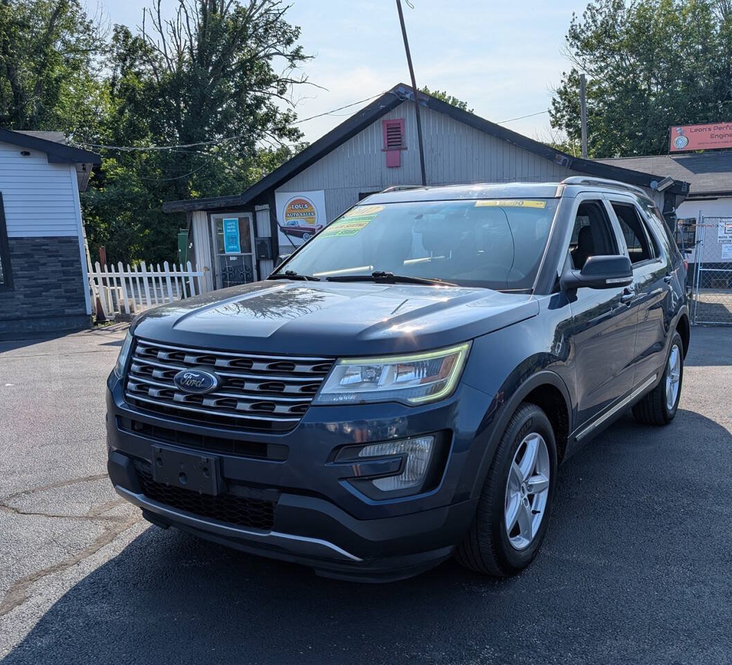 Used 2017 Ford Explorer XLT w/ Equipment Group 201A AWD/4WD image 1