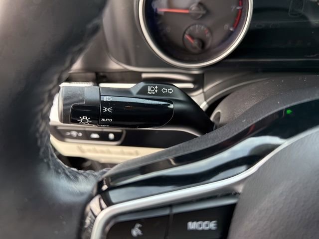 Used 2023 Kia Carnival LX image 24