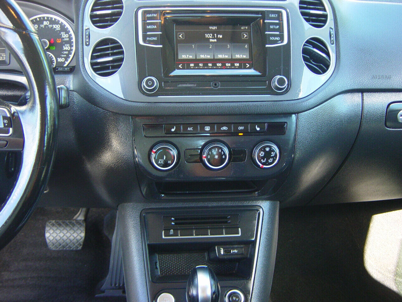 Used 2016 Volkswagen Tiguan S image 8