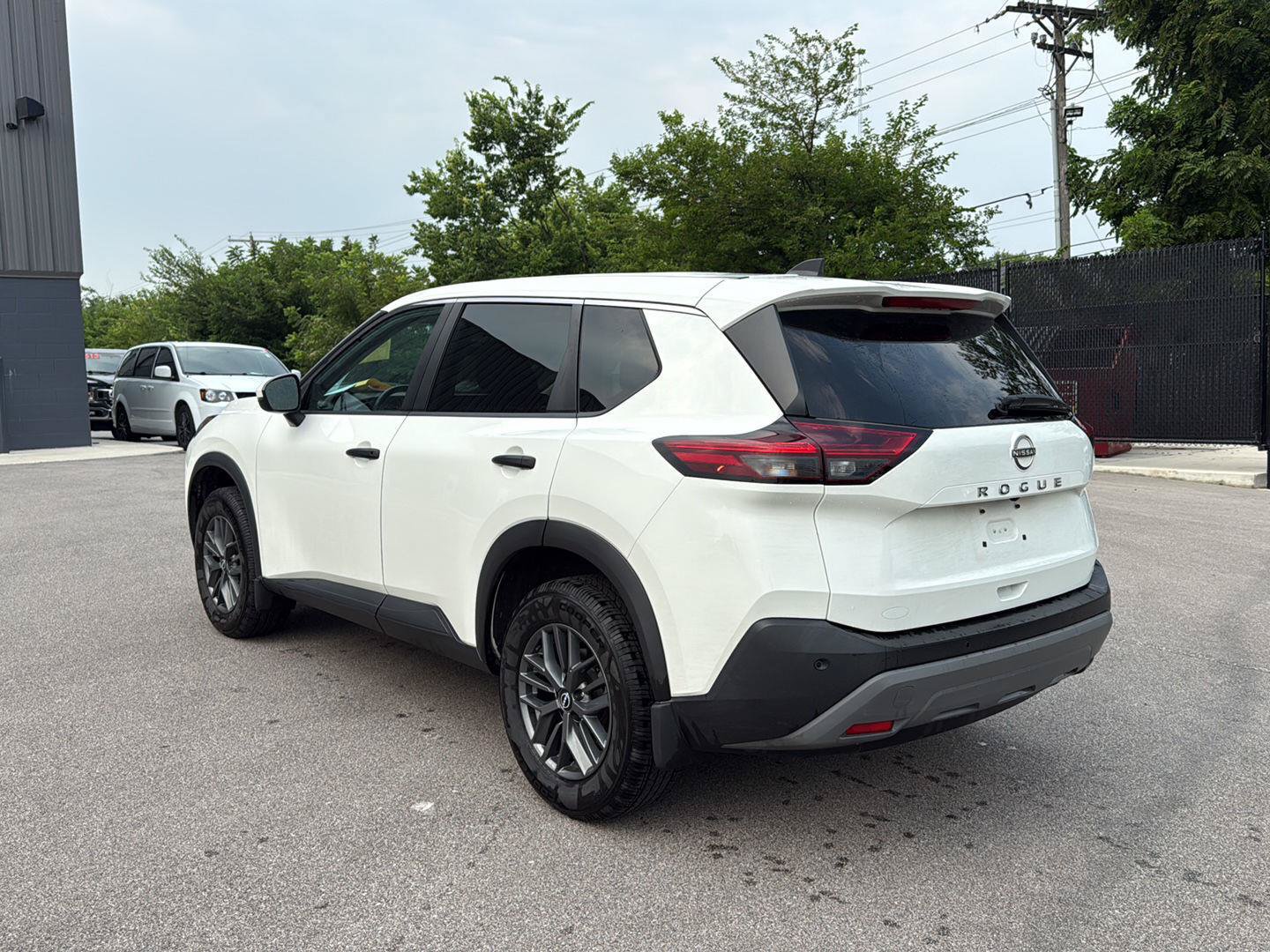 Used 2022 Nissan Rogue S FWD image 5