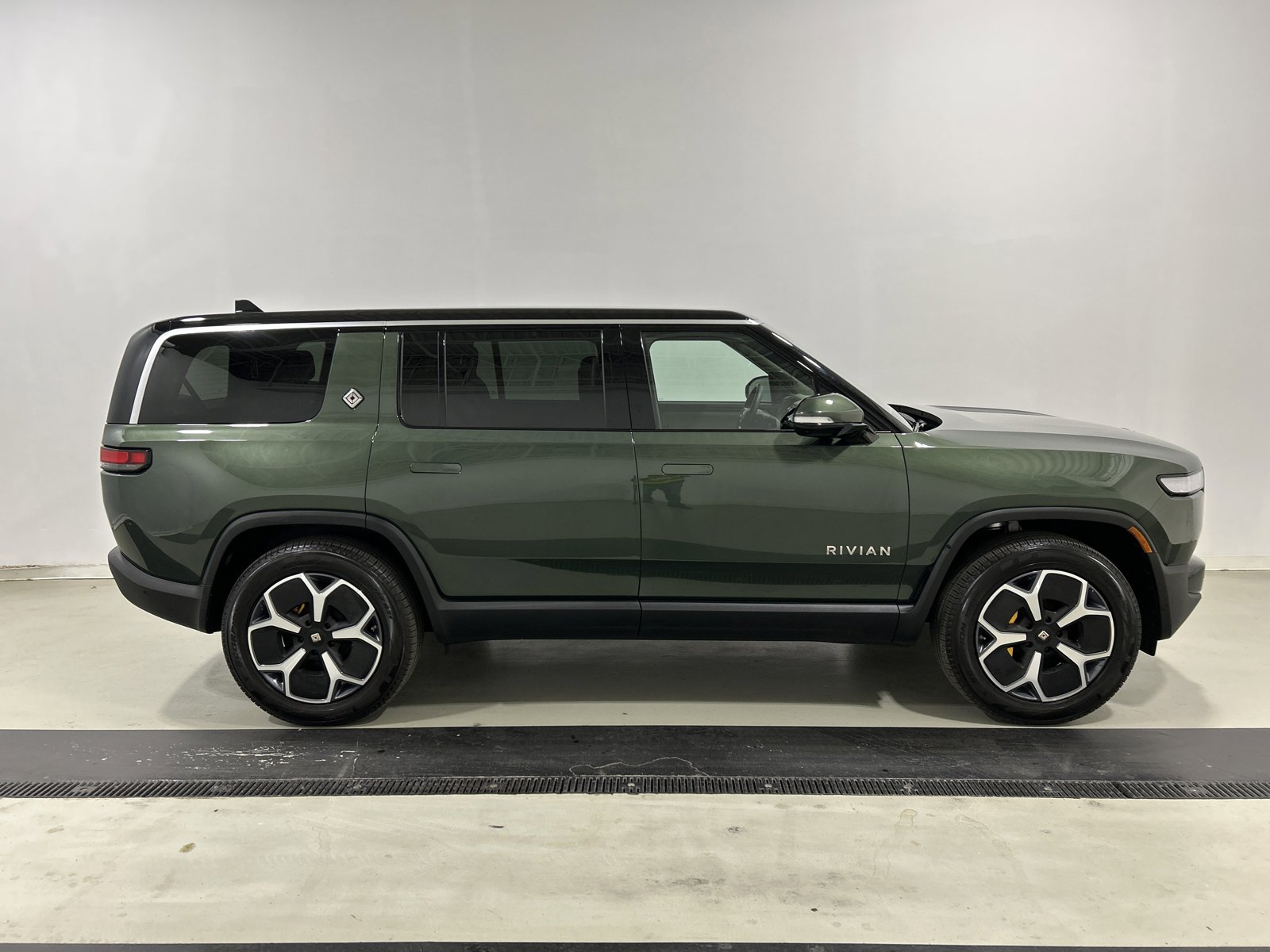 Used 2023 Rivian R1S Adventure image 6
