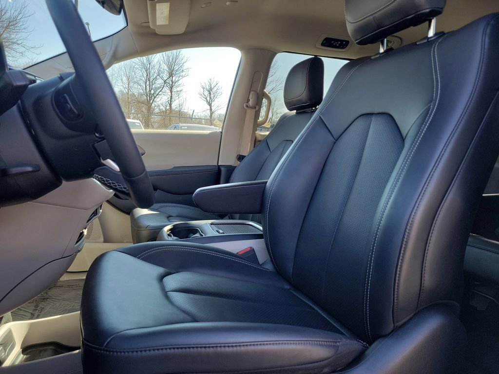 Certified 2024 Chrysler Pacifica Touring-L image 22