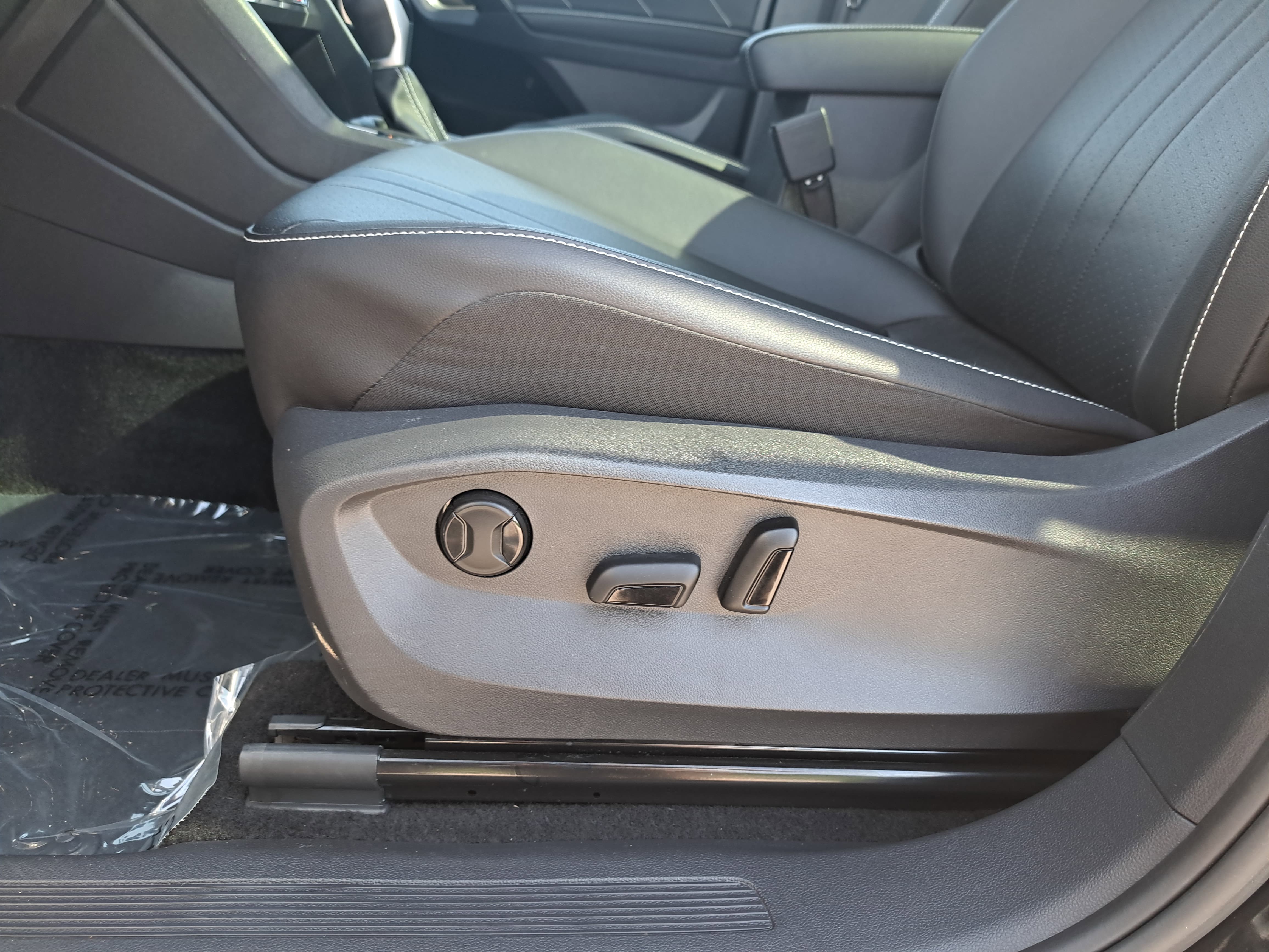 Used 2023 Volkswagen Tiguan SE w/ Panoramic Sunroof Package FWD image 25