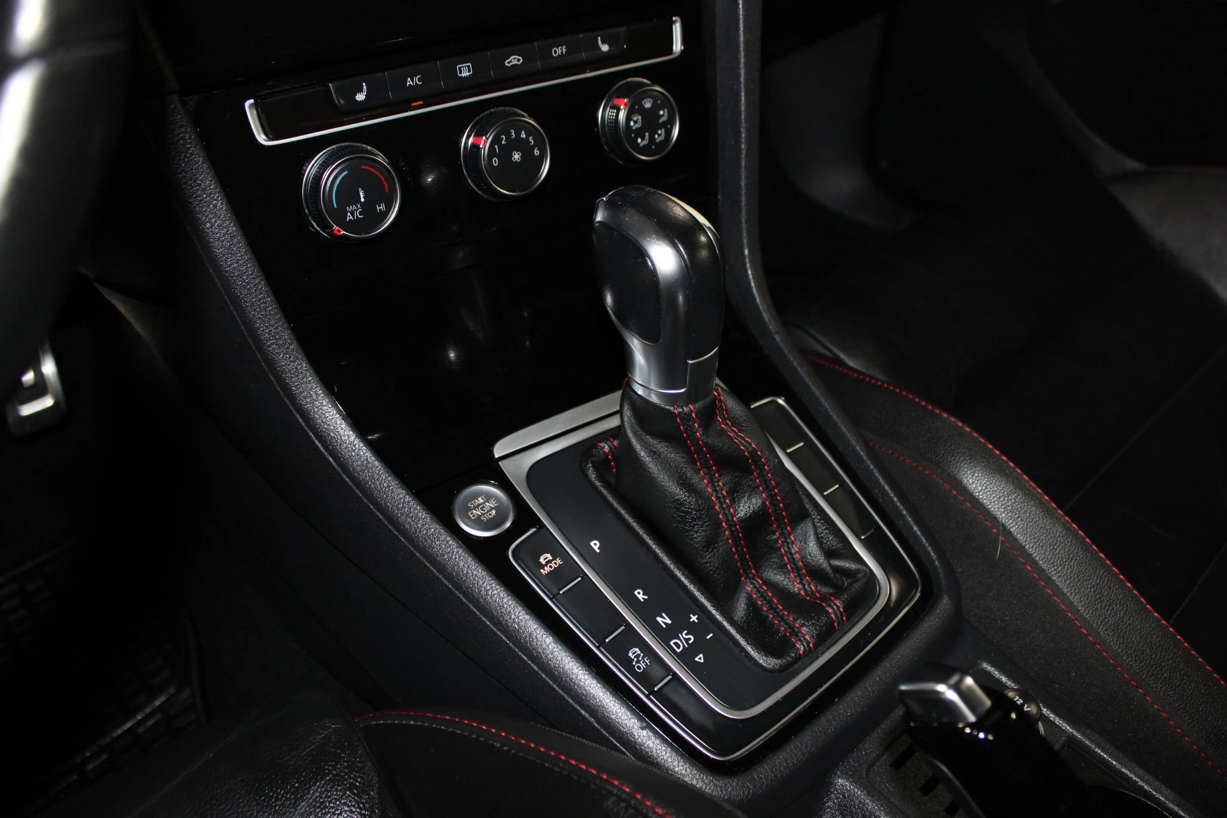 Used 2015 Volkswagen GTI SE FWD image 21