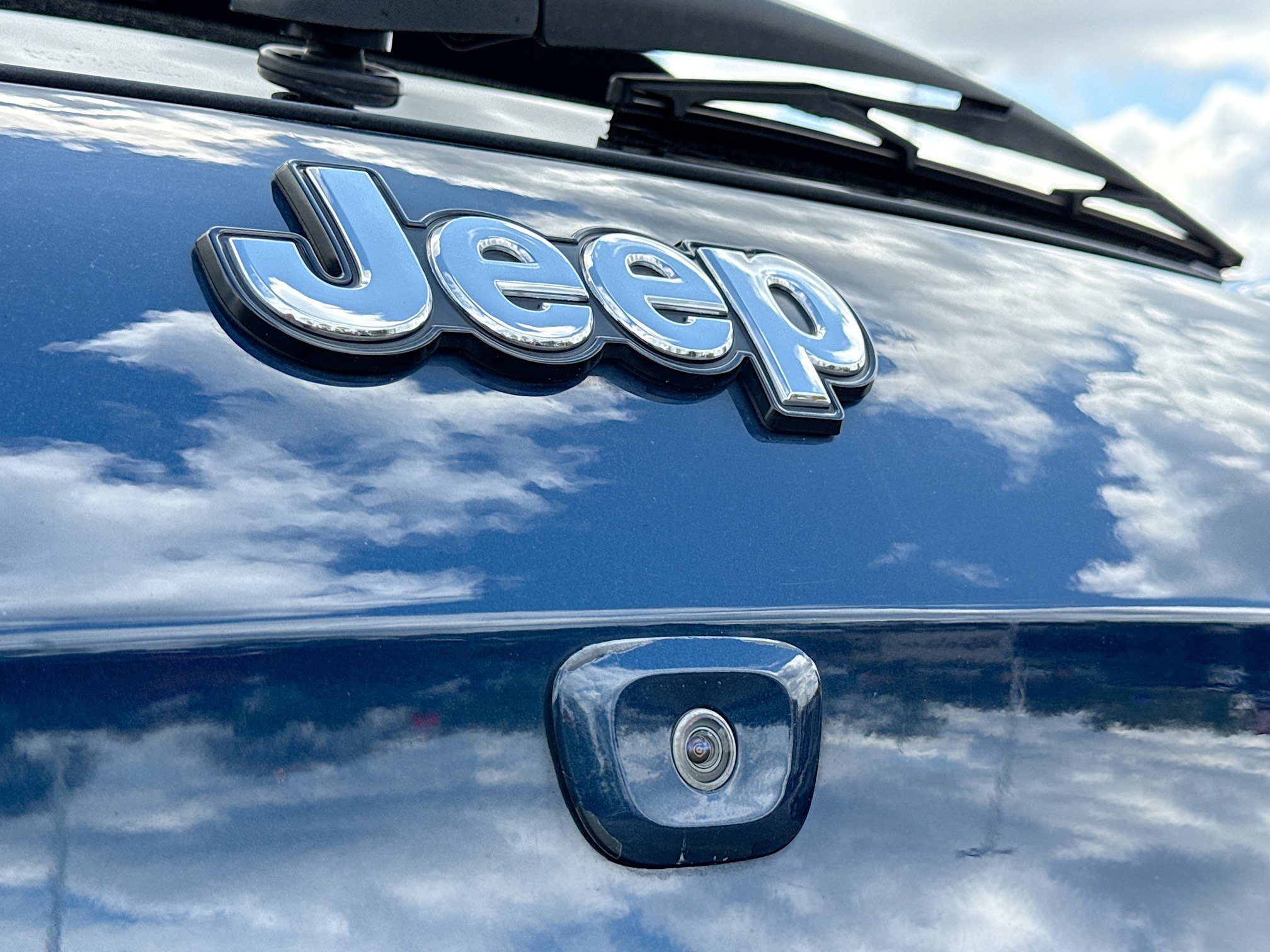 Used 2018 Jeep Cherokee Latitude Plus w/ Cold Weather Group AWD/4WD image 15