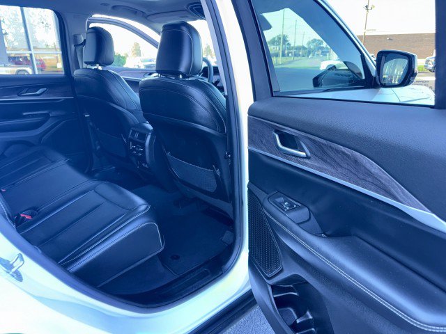 Used 2024 Jeep Grand Cherokee Limited image 31