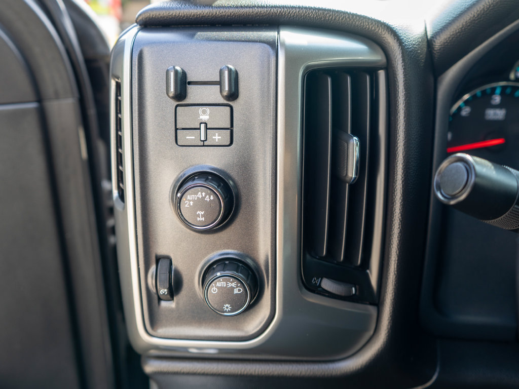 Used 2018 Chevrolet Silverado 1500 LT w/ Trailering Package AWD/4WD image 17