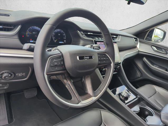 Used 2025 Jeep Grand Cherokee Limited RWD image 30