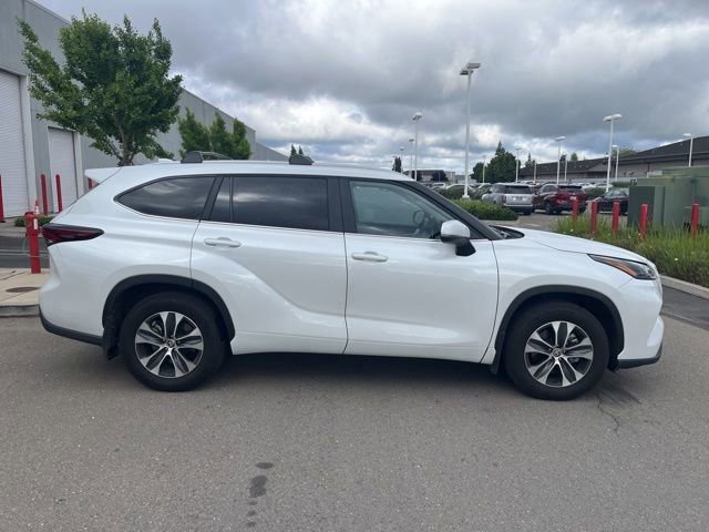 Used 2025 Toyota Highlander XLE image 4