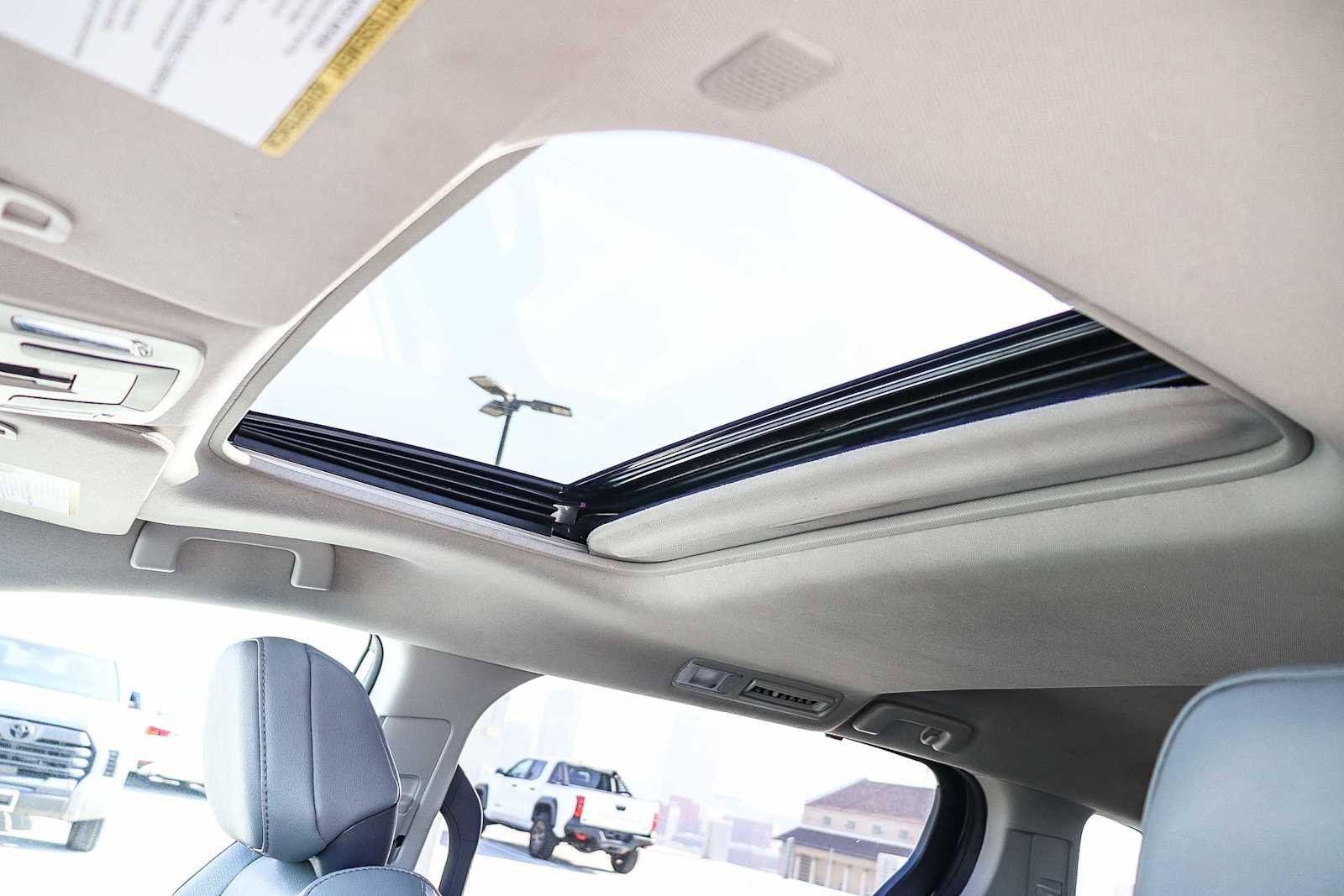 Used 2022 Toyota Sienna XLE image 35