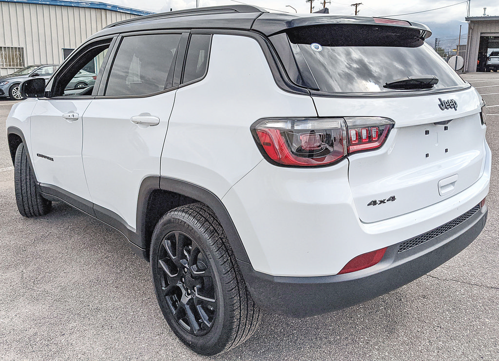 Used 2023 Jeep Compass Latitude AWD/4WD image 4