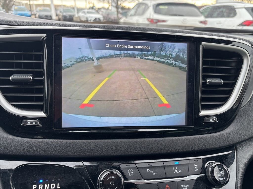 Used 2025 Chrysler Pacifica Select image 21