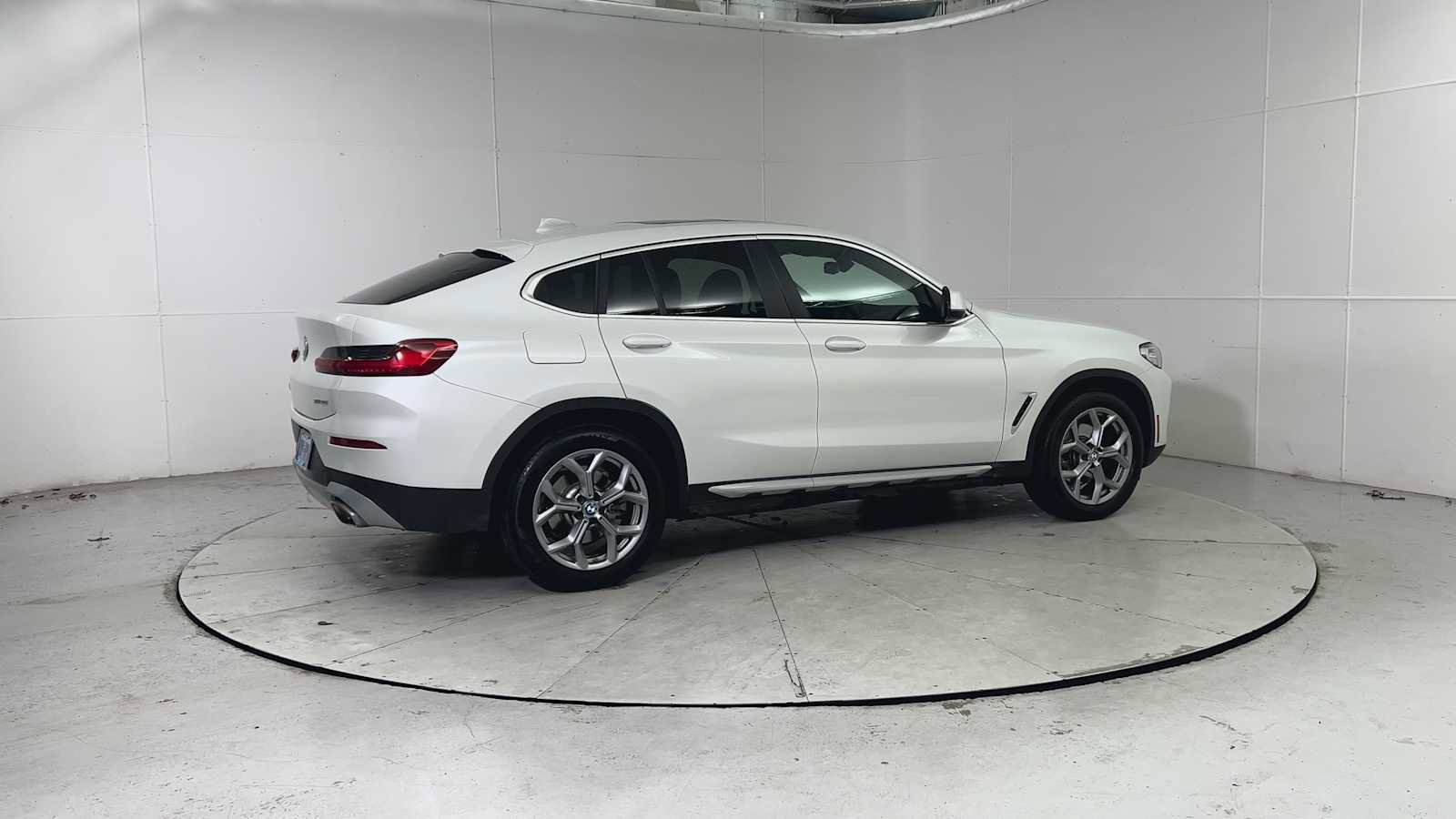 Used 2025 BMW X4 xDrive30i image 9