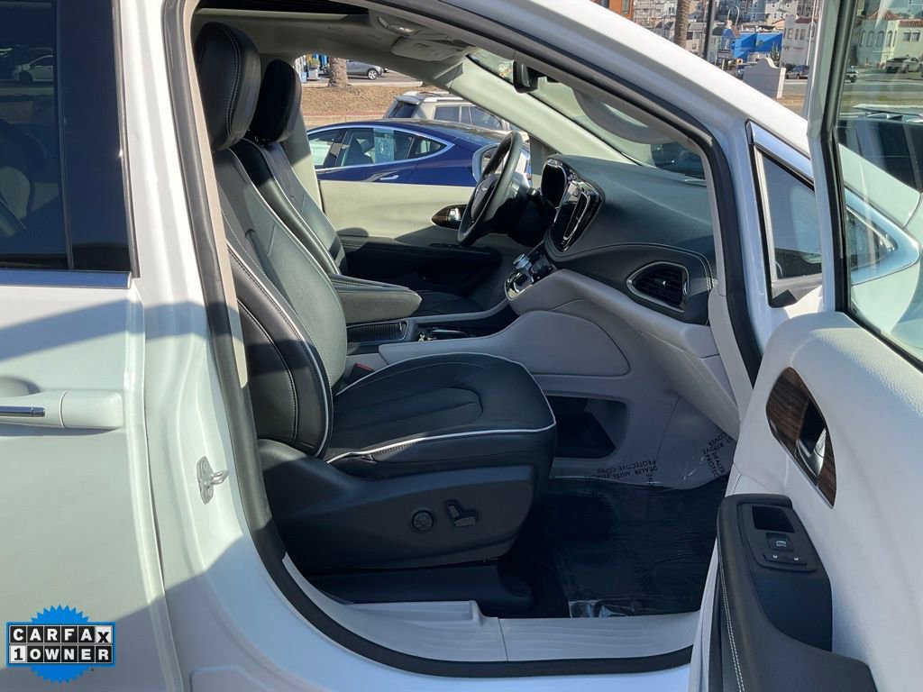 Used 2022 Chrysler Pacifica Limited w/ Uconnect Theater Family Group image 65