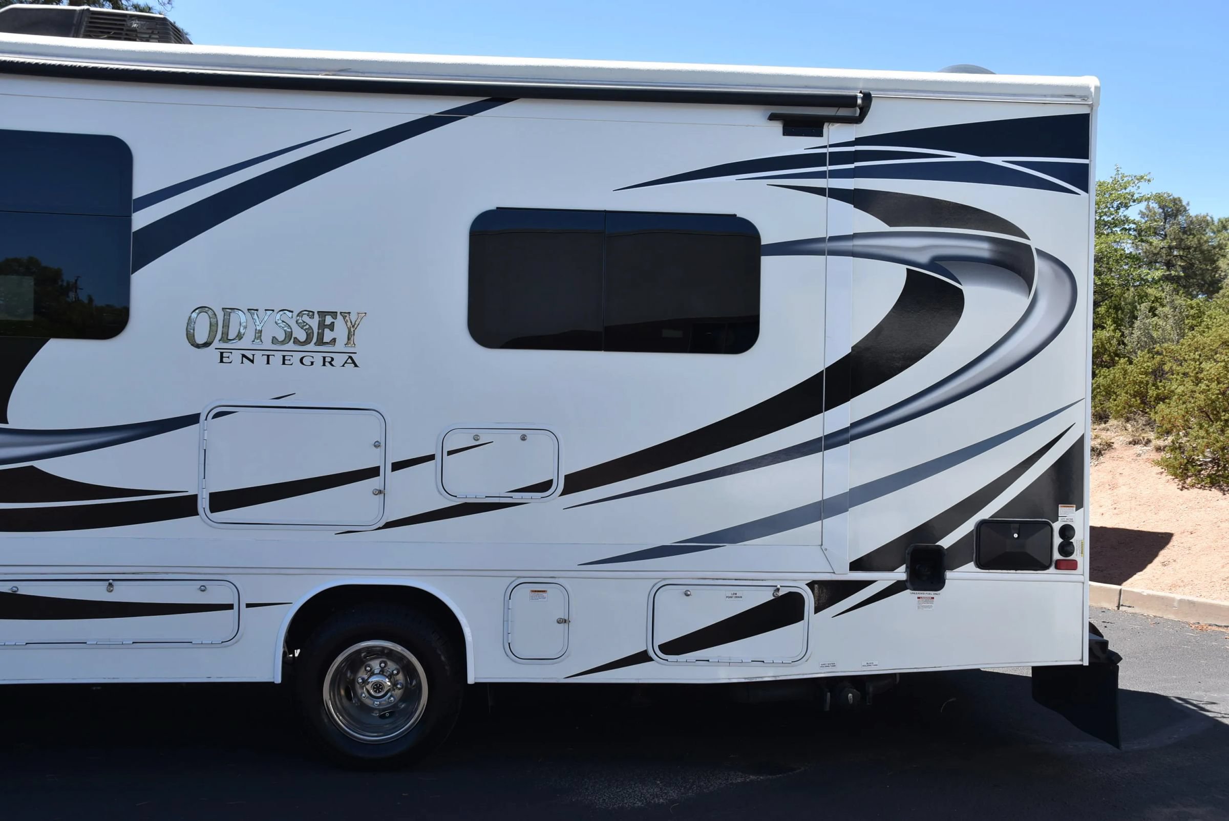 Used 2021 Ford E-450 and Econoline 450 Super Duty w/ Motorhome Prep Package RWD image 4