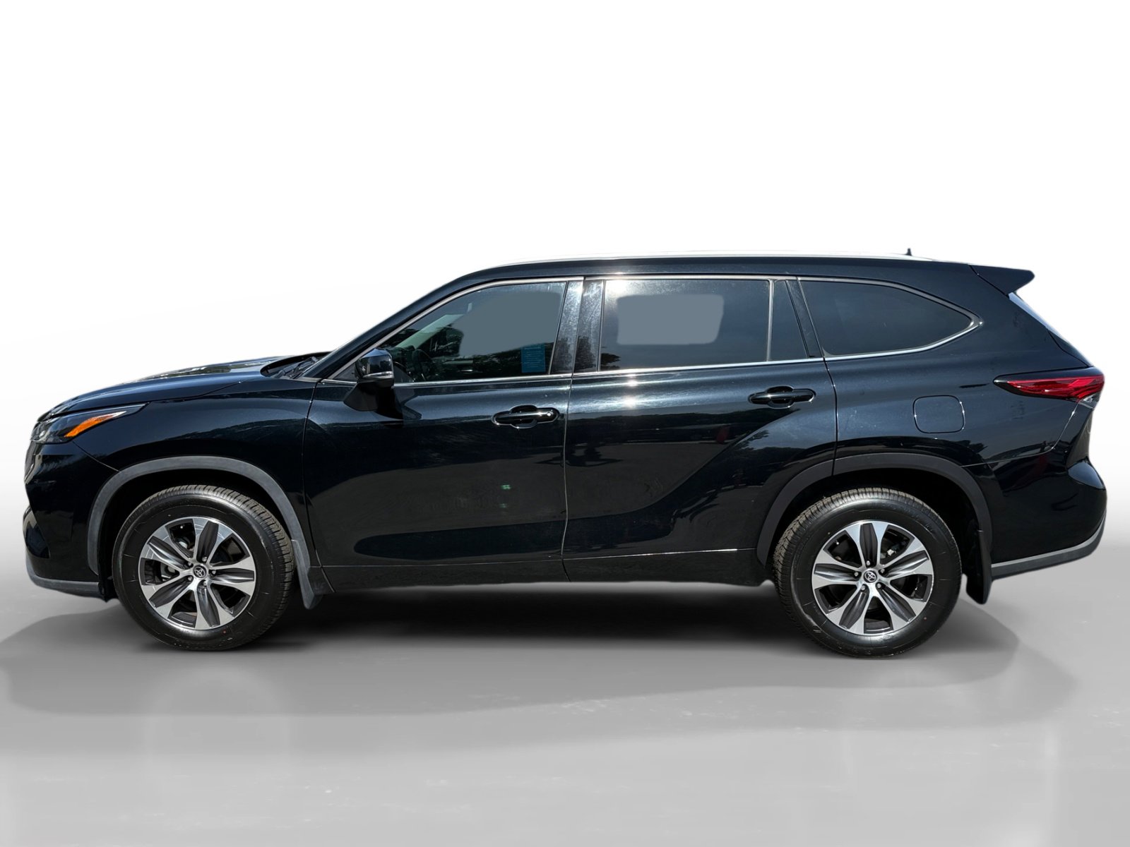 Used 2022 Toyota Highlander XLE AWD/4WD image 2
