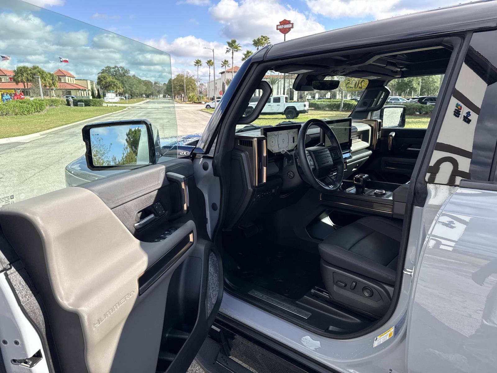 Used 2025 GMC Hummer EV 2X w/ LPO, Roof Cross Rail Package image 18