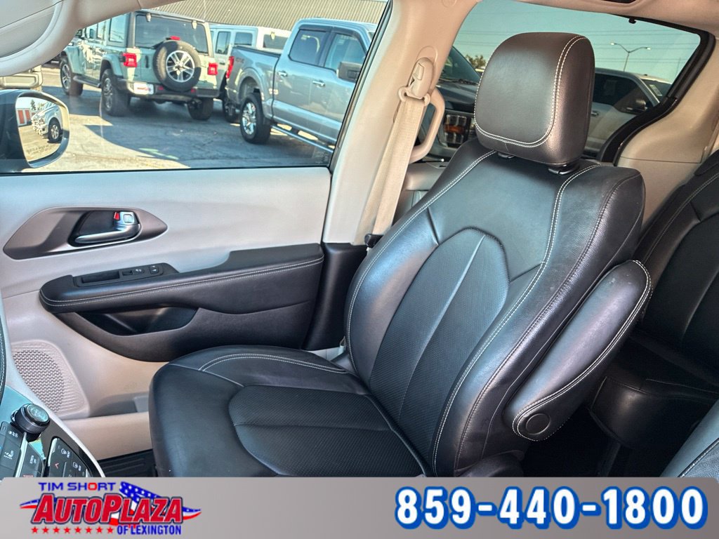 Used 2022 Chrysler Pacifica Touring-L FWD image 11