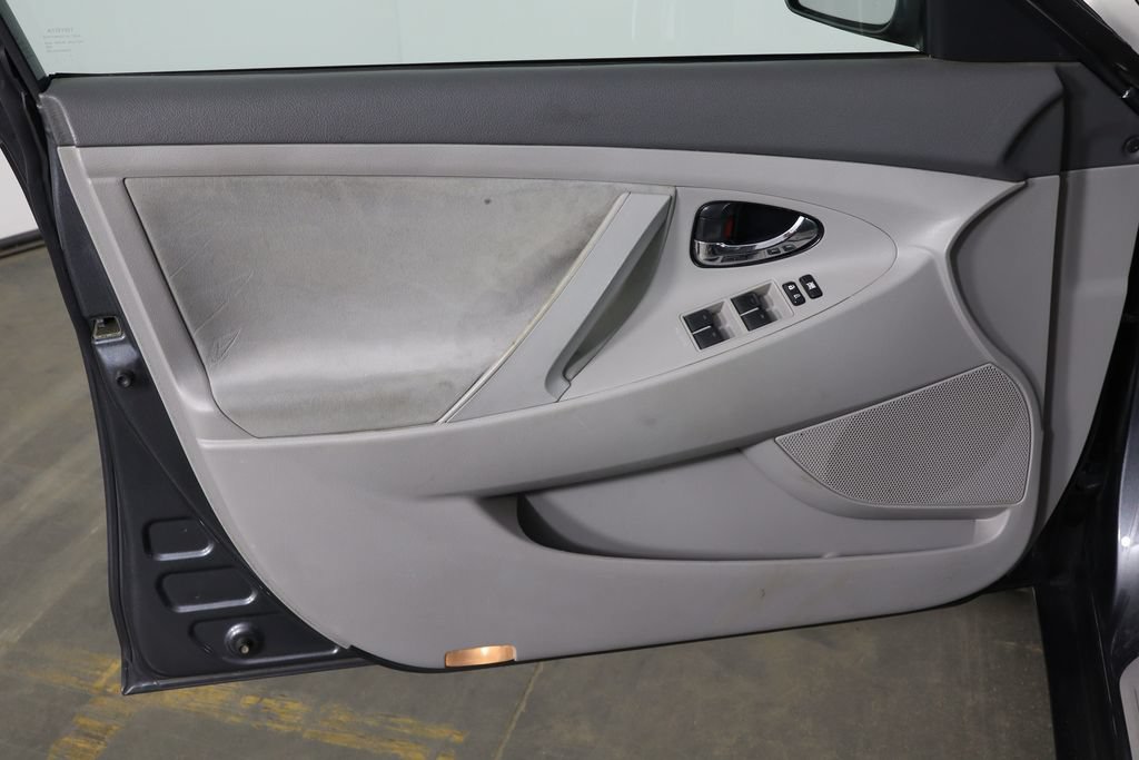 Used 2011 Toyota Camry LE FWD image 17