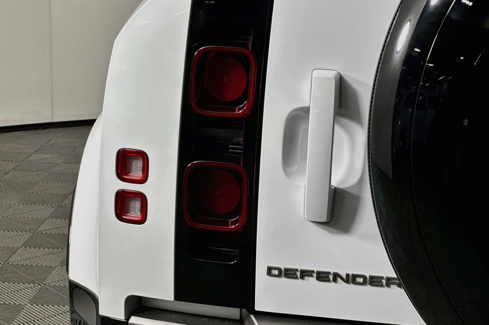 Used 2024 Land Rover Defender 110 X-Dynamic SE AWD/4WD image 17