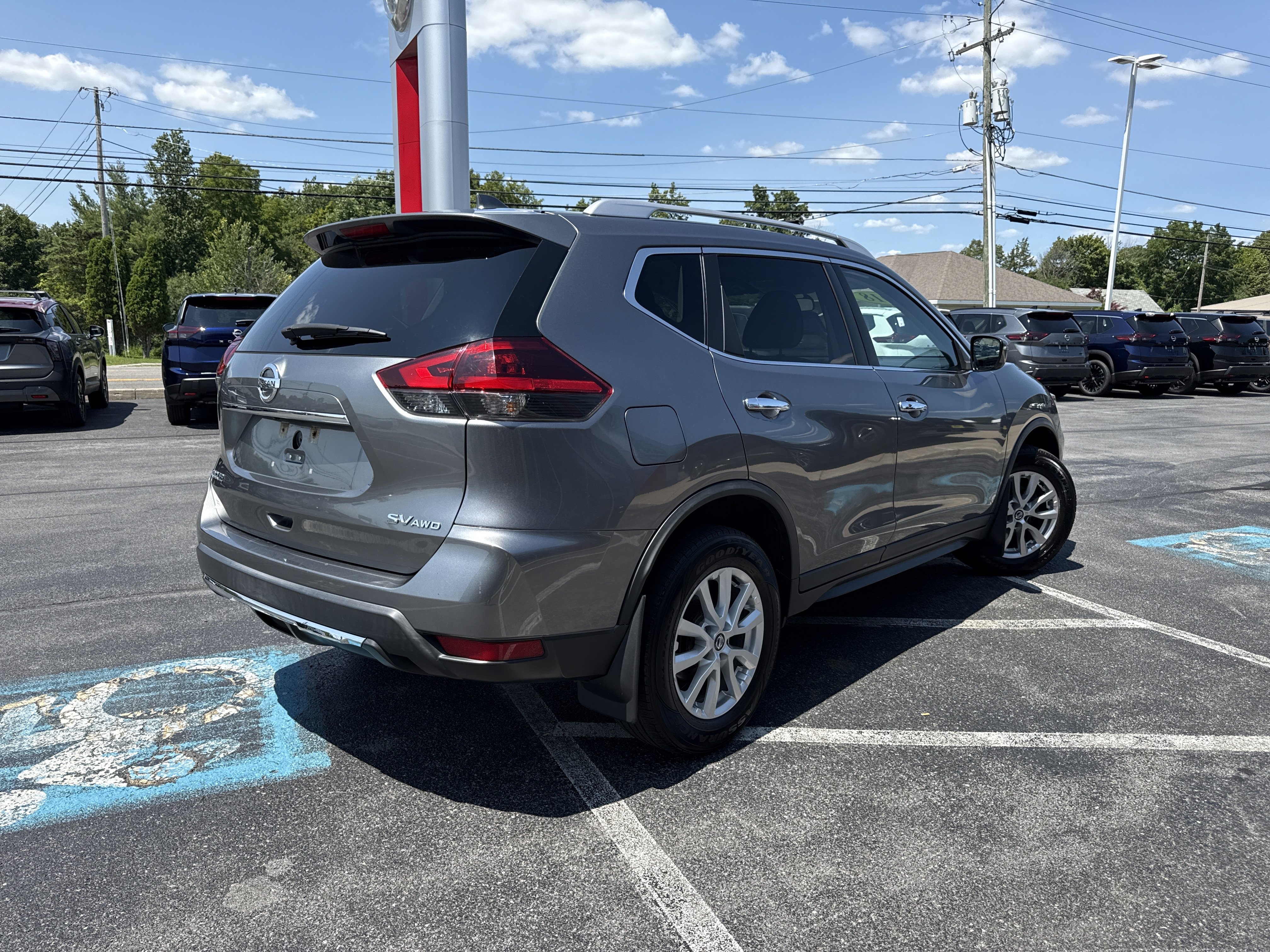 Used 2018 Nissan Rogue SV AWD/4WD image 11
