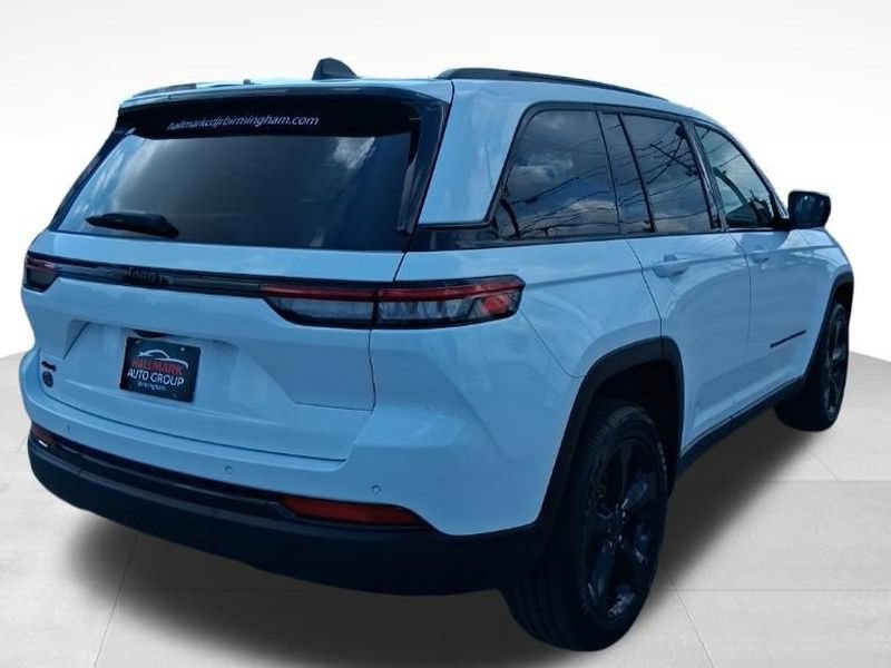Used 2024 Jeep Grand Cherokee Altitude AWD/4WD image 3