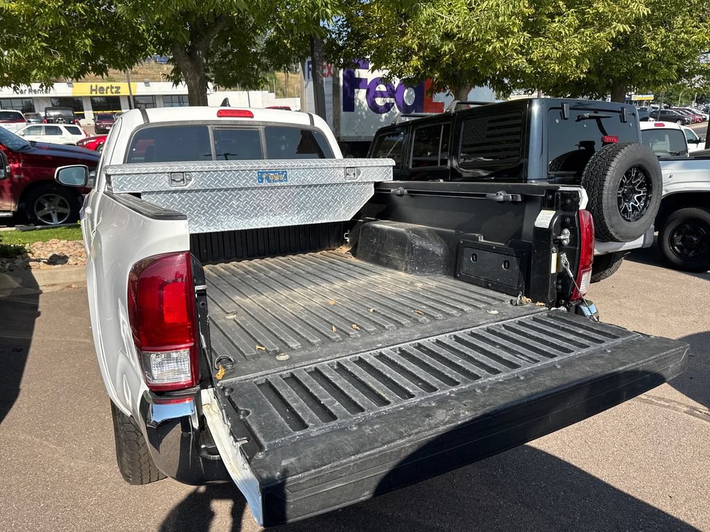 Used 2018 Toyota Tacoma SR5 AWD/4WD image 6
