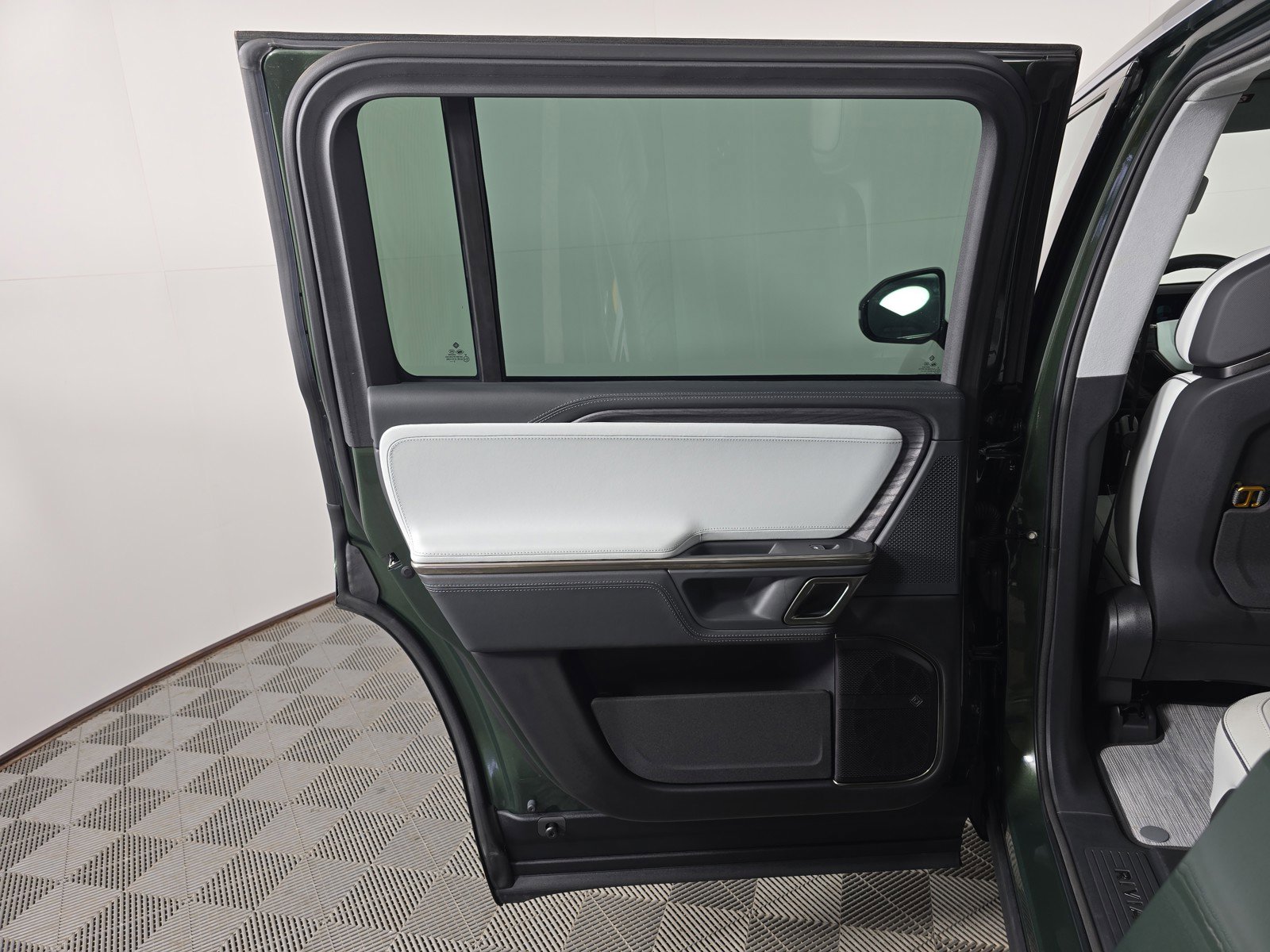 Used 2024 Rivian R1S Adventure AWD/4WD image 17