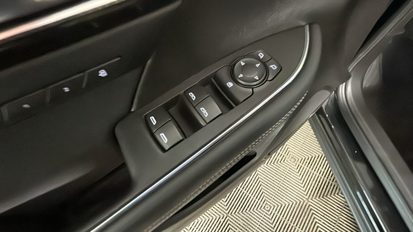 Used 2023 Buick Envision Essence w/ Sport Touring Package FWD image 13