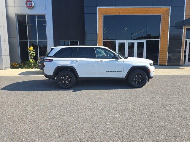 New 2025 Jeep Grand Cherokee Altitude image 7