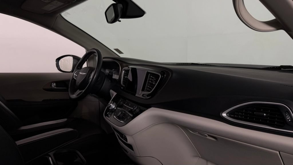 Used 2018 Chrysler Pacifica Touring-L w/ Premium Audio Group FWD image 32