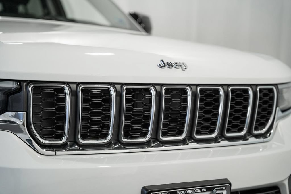 Certified 2023 Jeep Grand Cherokee Laredo AWD/4WD image 11