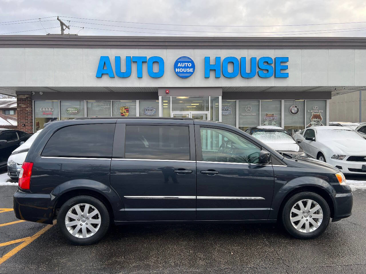 Used 2014 Chrysler Town & Country Touring image 9