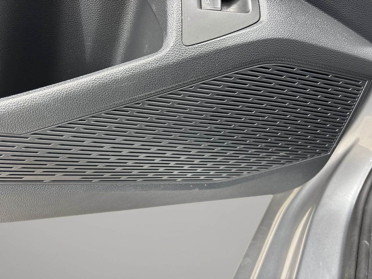 Used 2025 Volkswagen Jetta SE FWD image 16