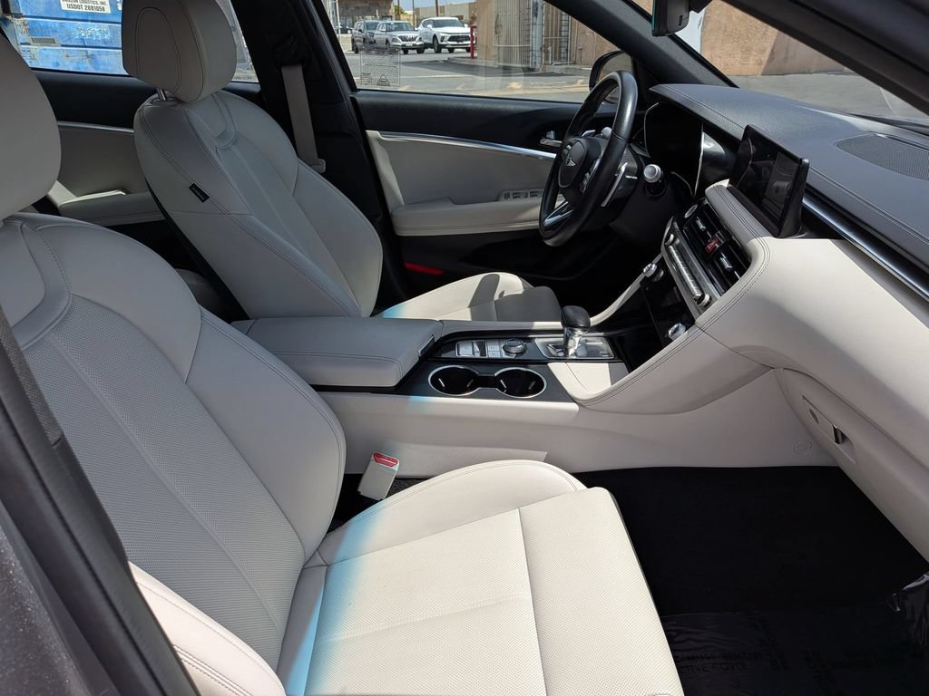 Used 2025 Genesis G70 2.5T RWD image 30
