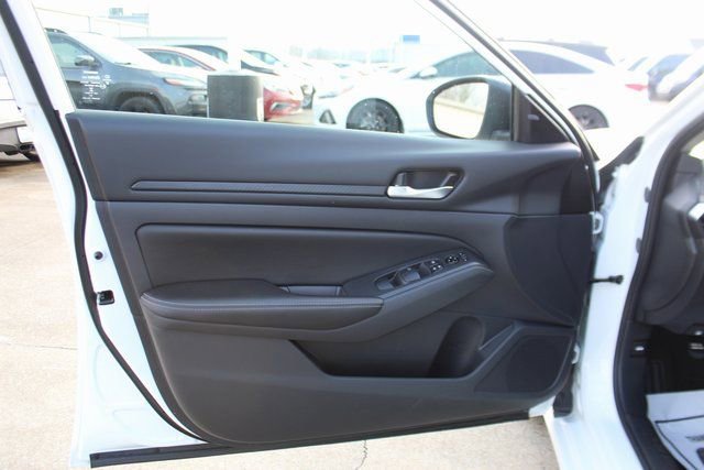 Used 2025 Nissan Altima 2.5 SV image 8