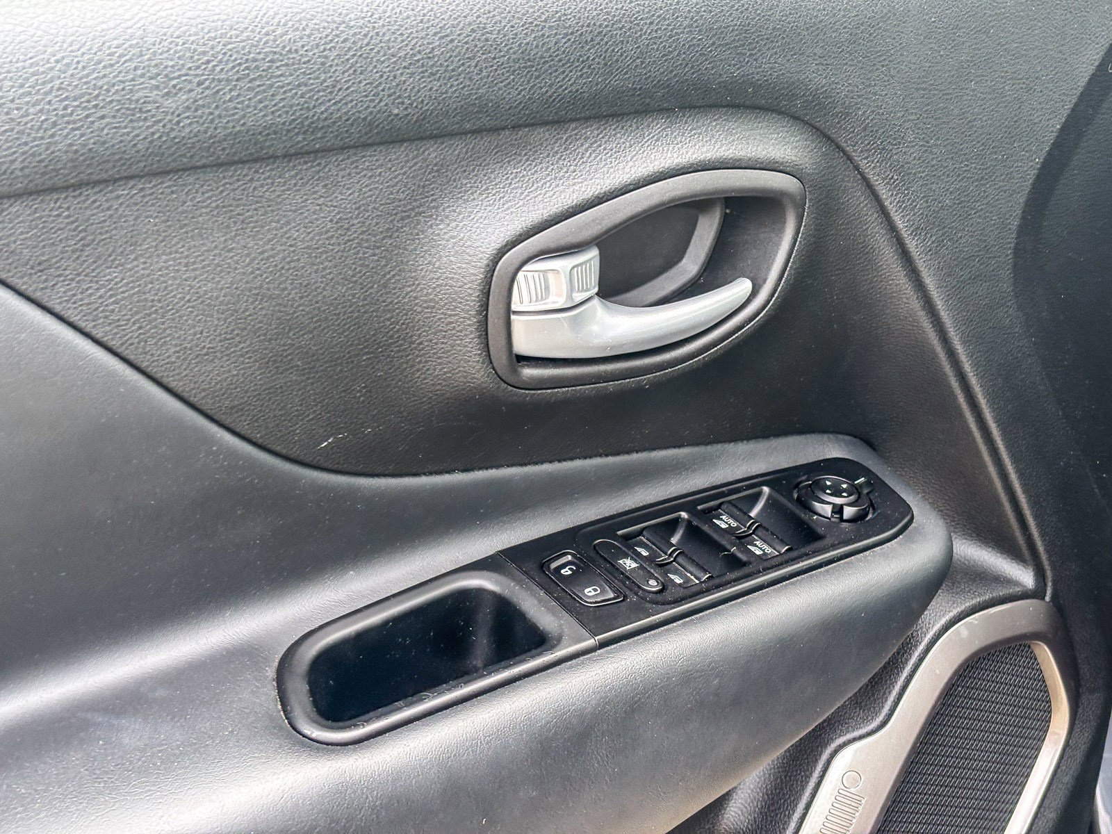 Used 2023 Jeep Renegade Latitude image 23