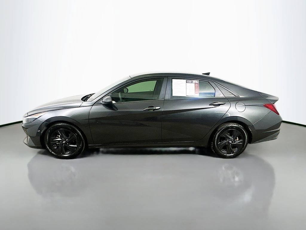 Used 2023 Hyundai Elantra SEL w/ Cargo Package image 5