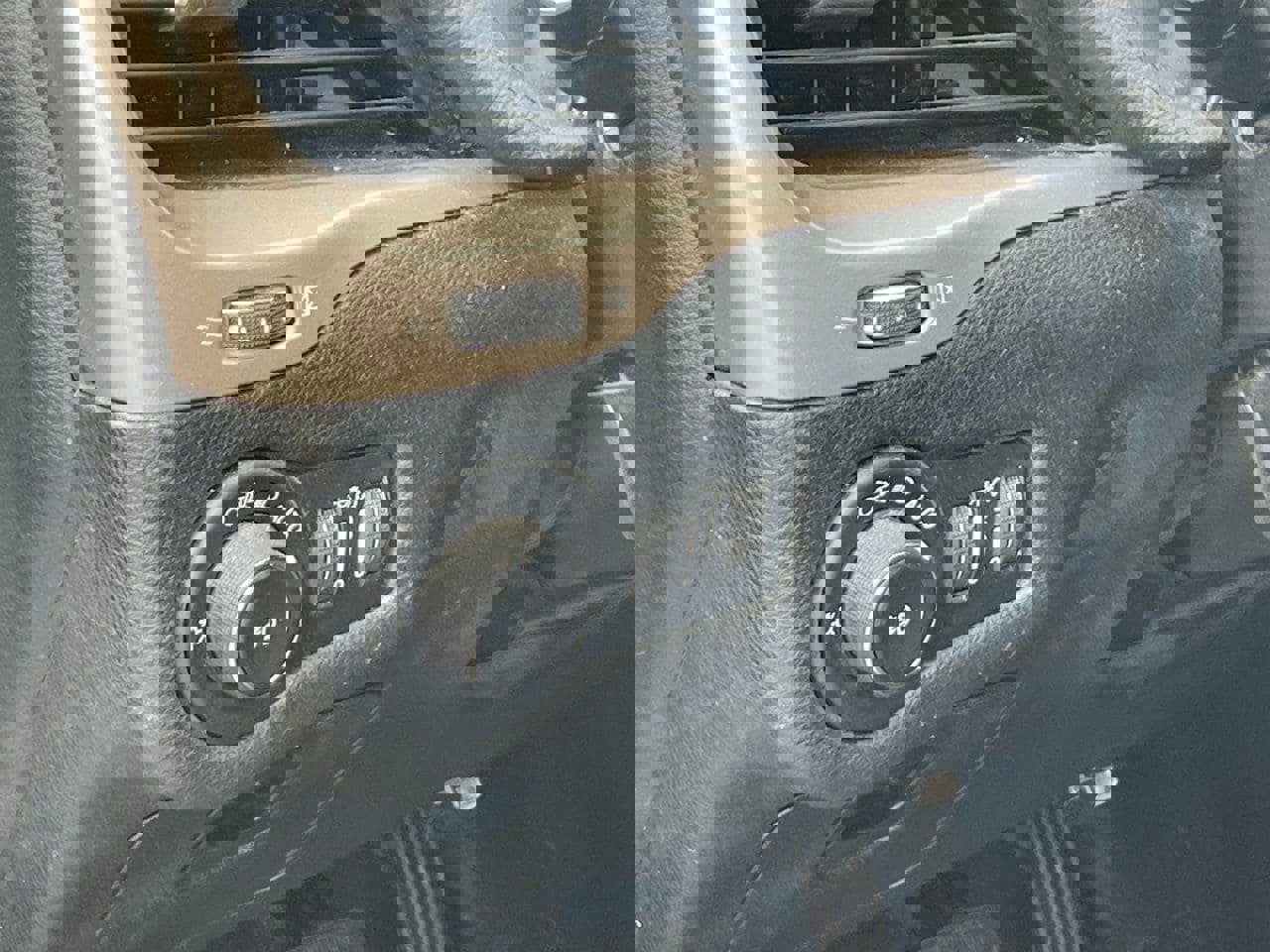 Used 2017 Jeep Cherokee Latitude w/ Safety/Convenience Group image 6