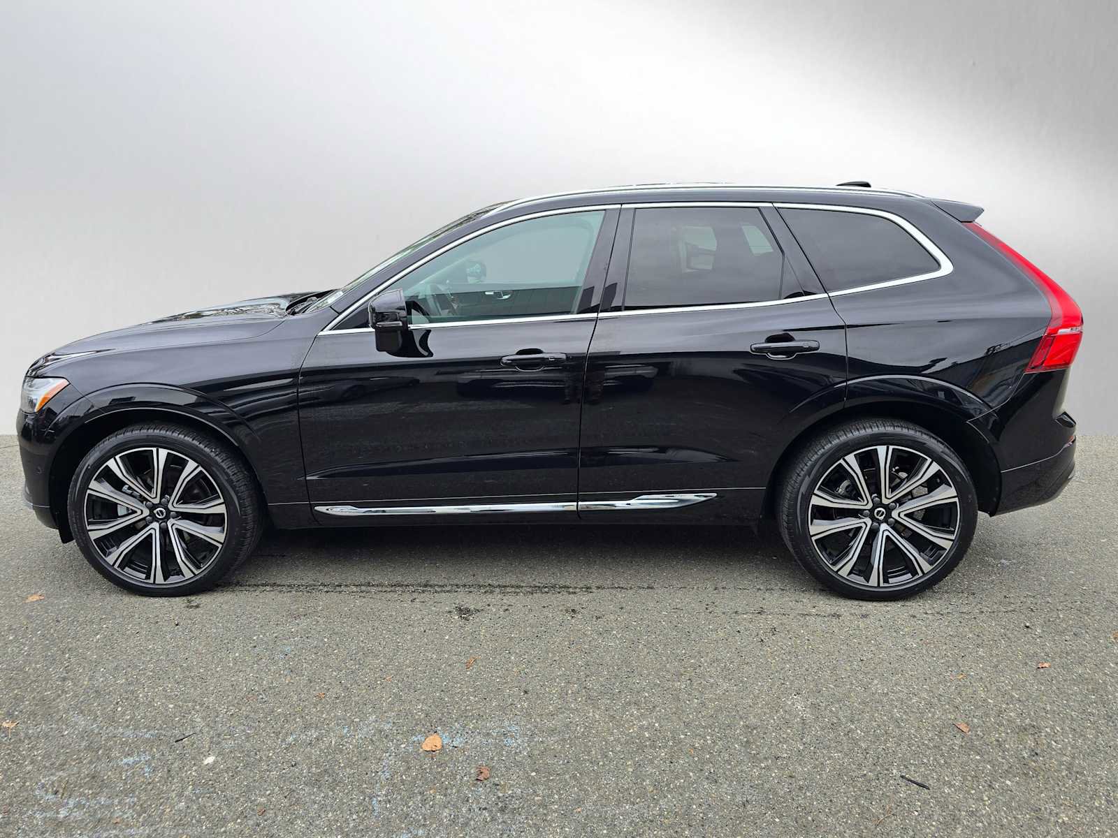 Certified 2023 Volvo XC60 B5 Ultimate w/ Climate Package image 7