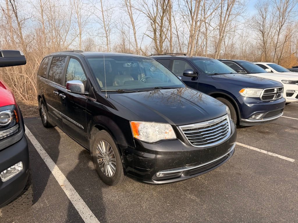 Used 2014 Chrysler Town & Country Touring-L w/ Driver Convenience Group image 3