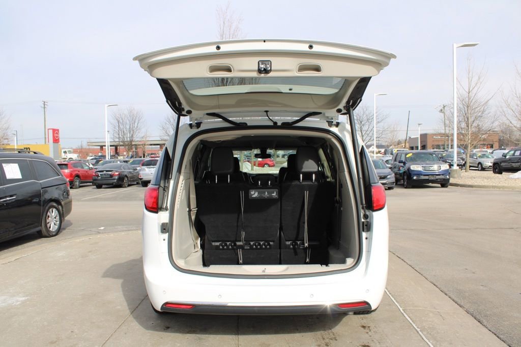 Used 2019 Chrysler Pacifica Touring-L image 9