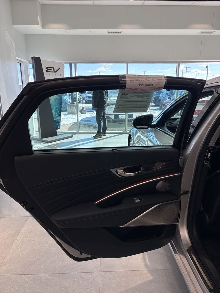 Used 2020 Kia K900 Luxury image 21