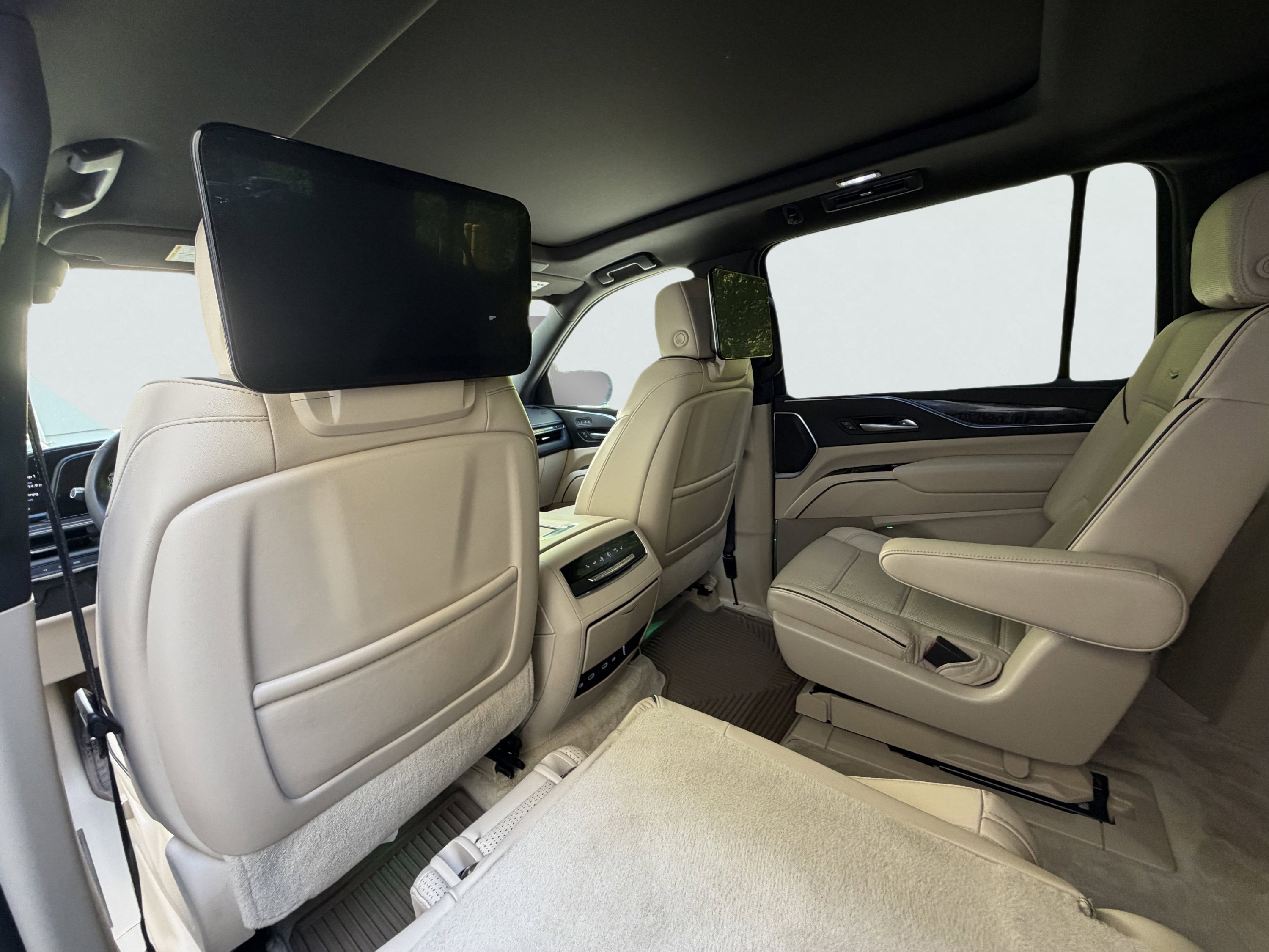 Used 2021 Cadillac Escalade ESV Premium Luxury w/ LPO, Illumination Package image 26