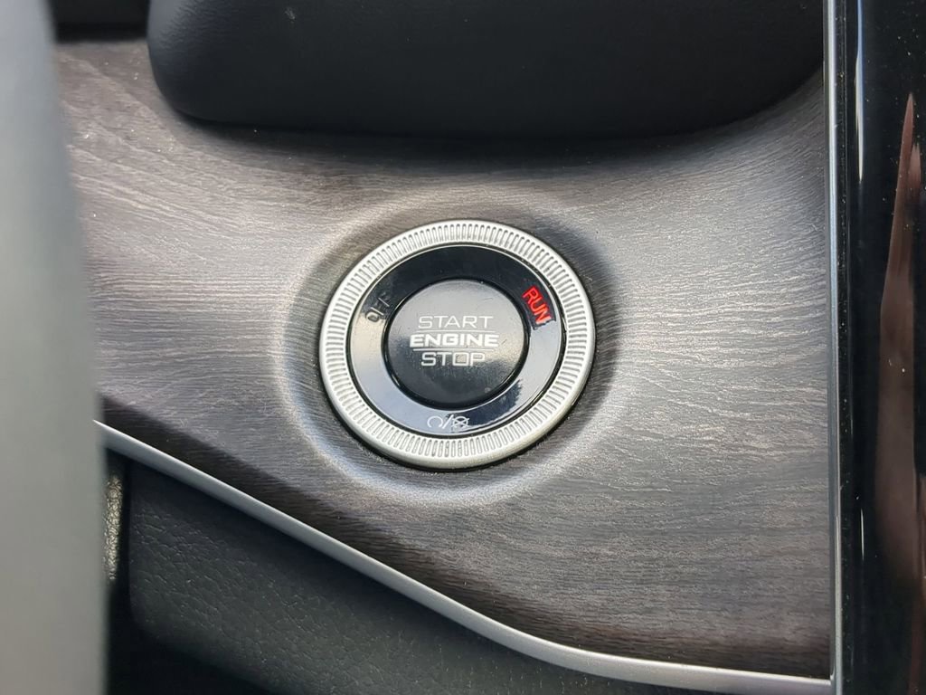 Used 2024 Jeep Grand Cherokee L Limited w/ Luxury Tech Group II image 19