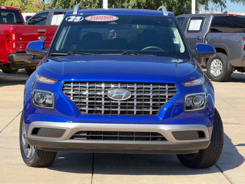 Used 2025 Hyundai Venue SEL FWD image 2