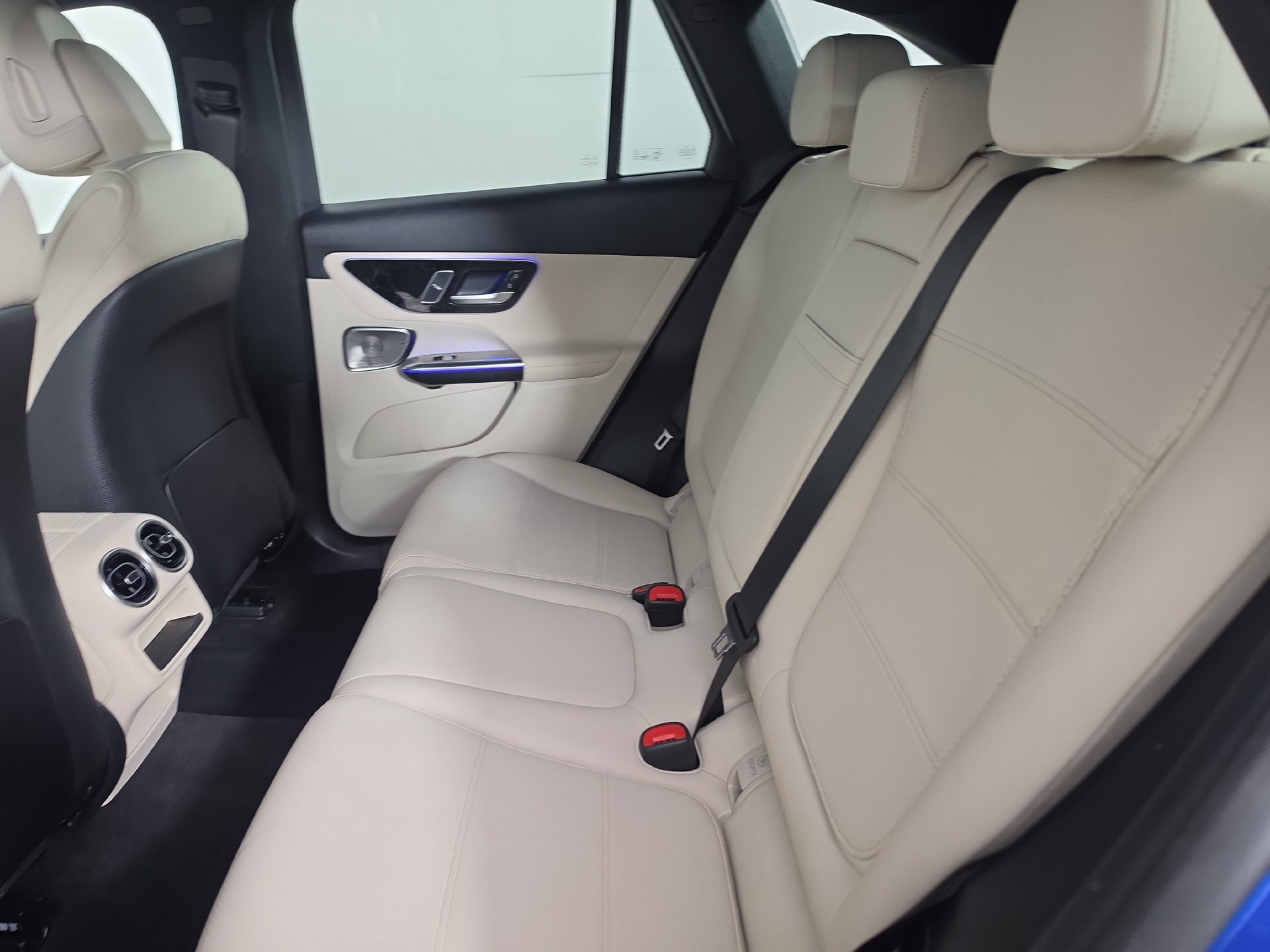 Used 2025 Mercedes-Benz GLC 300 image 35